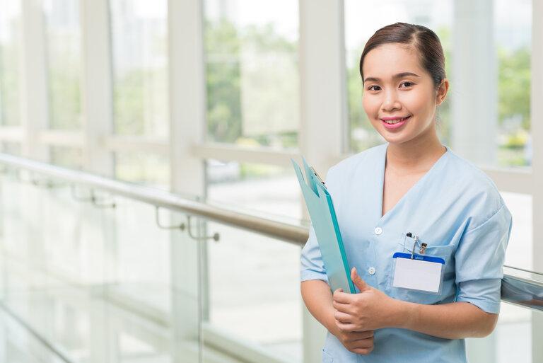 Lächelnde vietnamesische Krankenschwester