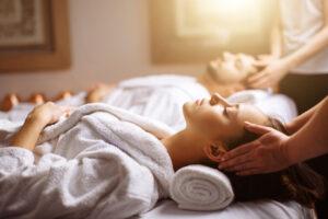 Junges Paar erhält Kopfmassage im Wellnessbereich eines Hotels