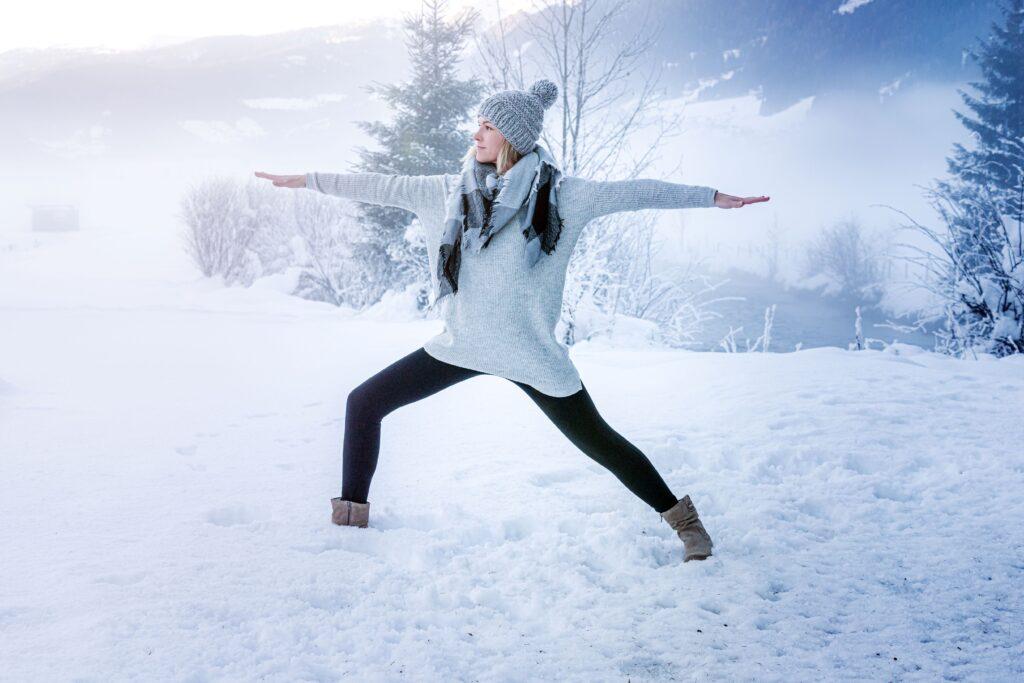 Eine Person macht Yoga im Schnee 