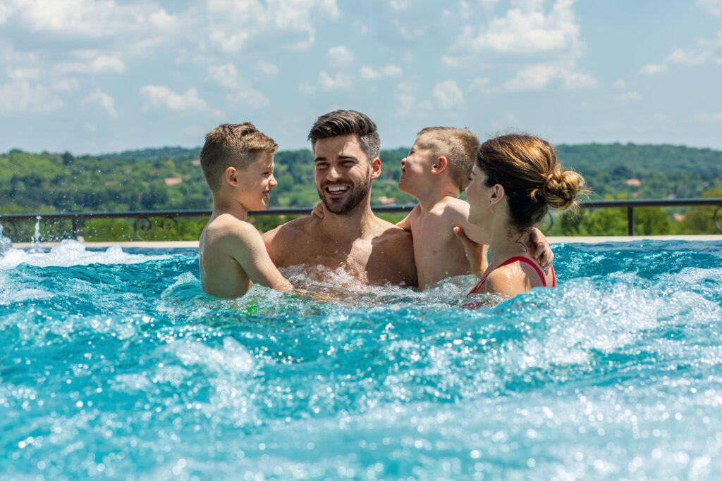 Eine Familie im Pool