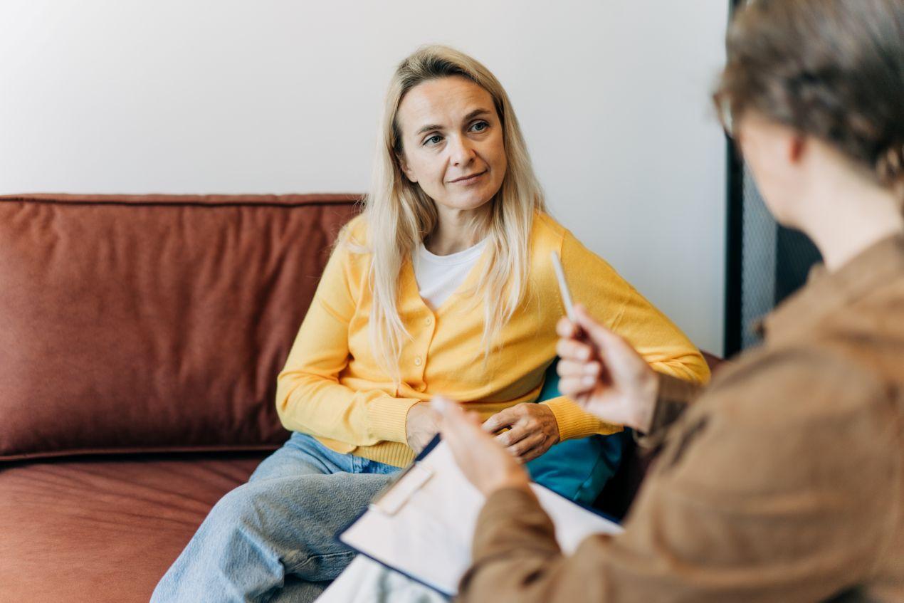 EAP-Beratungsgespräch zwischen Mitarbeitender und Beraterin zur psychischen Gesundheitsförderung