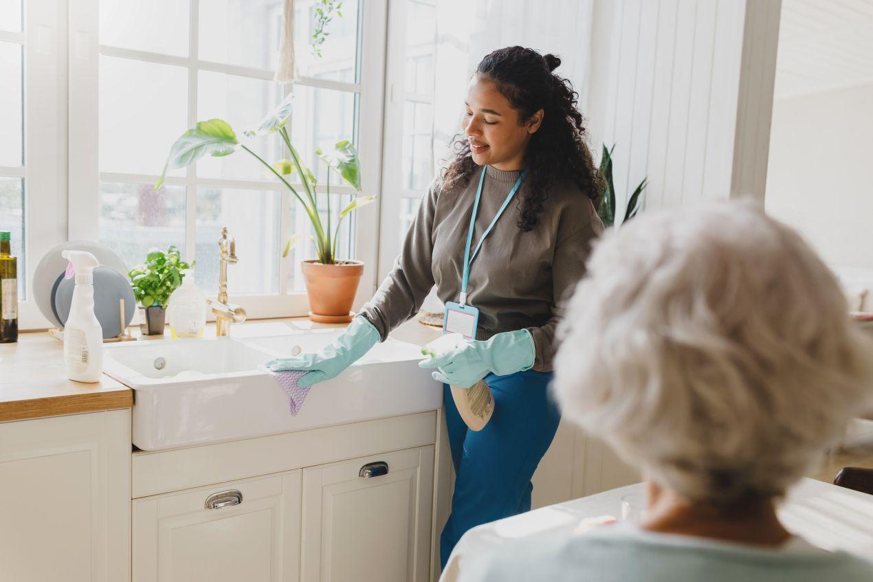 Pflegekraft unterstuetzt Seniorin im Haushalt – praktische Alltagshilfe durch den Pflegedienst Muenster in der eigenen Wohnung