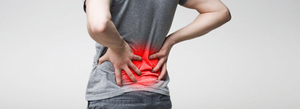 Mann mit roten markierten Rückenschmerzen – ein häufiger Grund für den Besuch beim Erlangen Orthopäde.