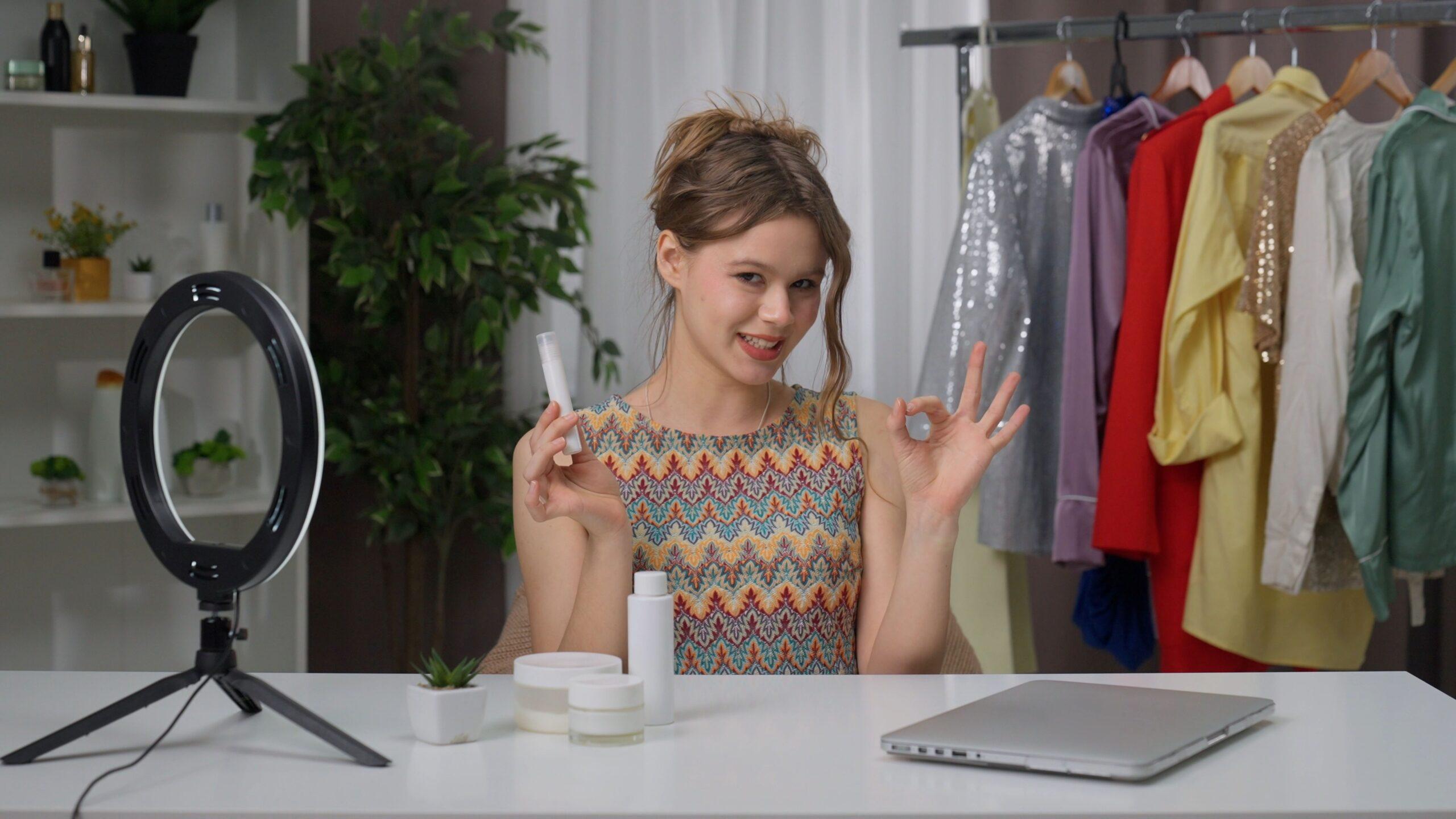 Frau präsentiert Kosmetikprodukt vor Kamera mit positiver Geste – visuelles Storytelling im E-Commerce