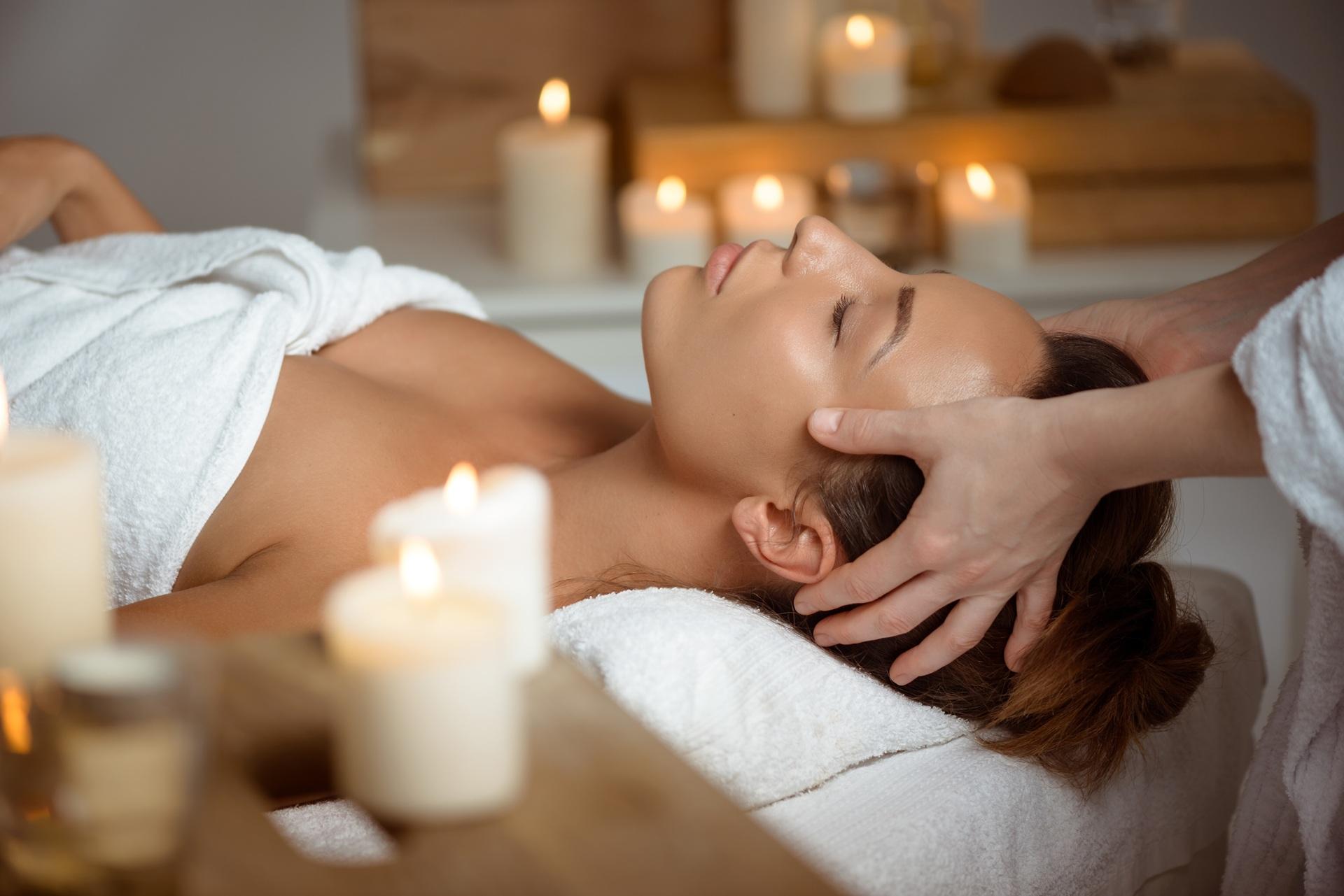 Frau bei Kopfmassage im Spa | Escort Stuttgart