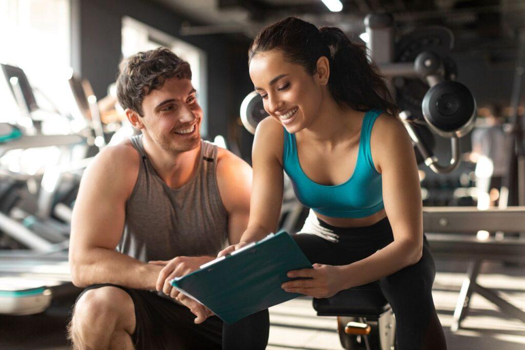 Trainingsplanung mit Personal Trainer im Fitnessstudio in Koeln