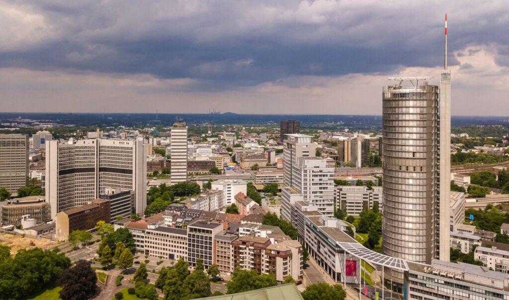 Skyline von Essen mit Blick auf RWE-Turm und Innenstadt, relevanter Standort fuer zahnarzt essen und moderne Gesundheitsversorgung