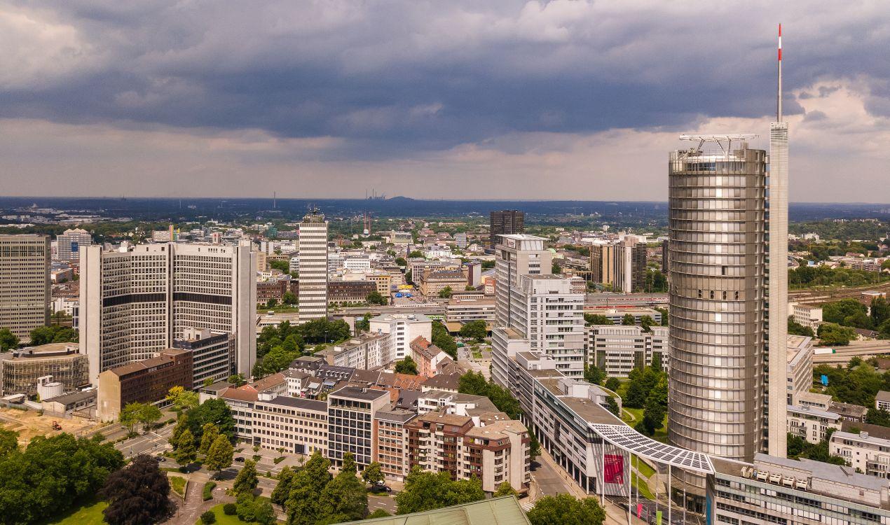 Skyline von Essen mit Blick auf RWE-Turm und Innenstadt, relevanter Standort fuer zahnarzt essen und moderne Gesundheitsversorgung