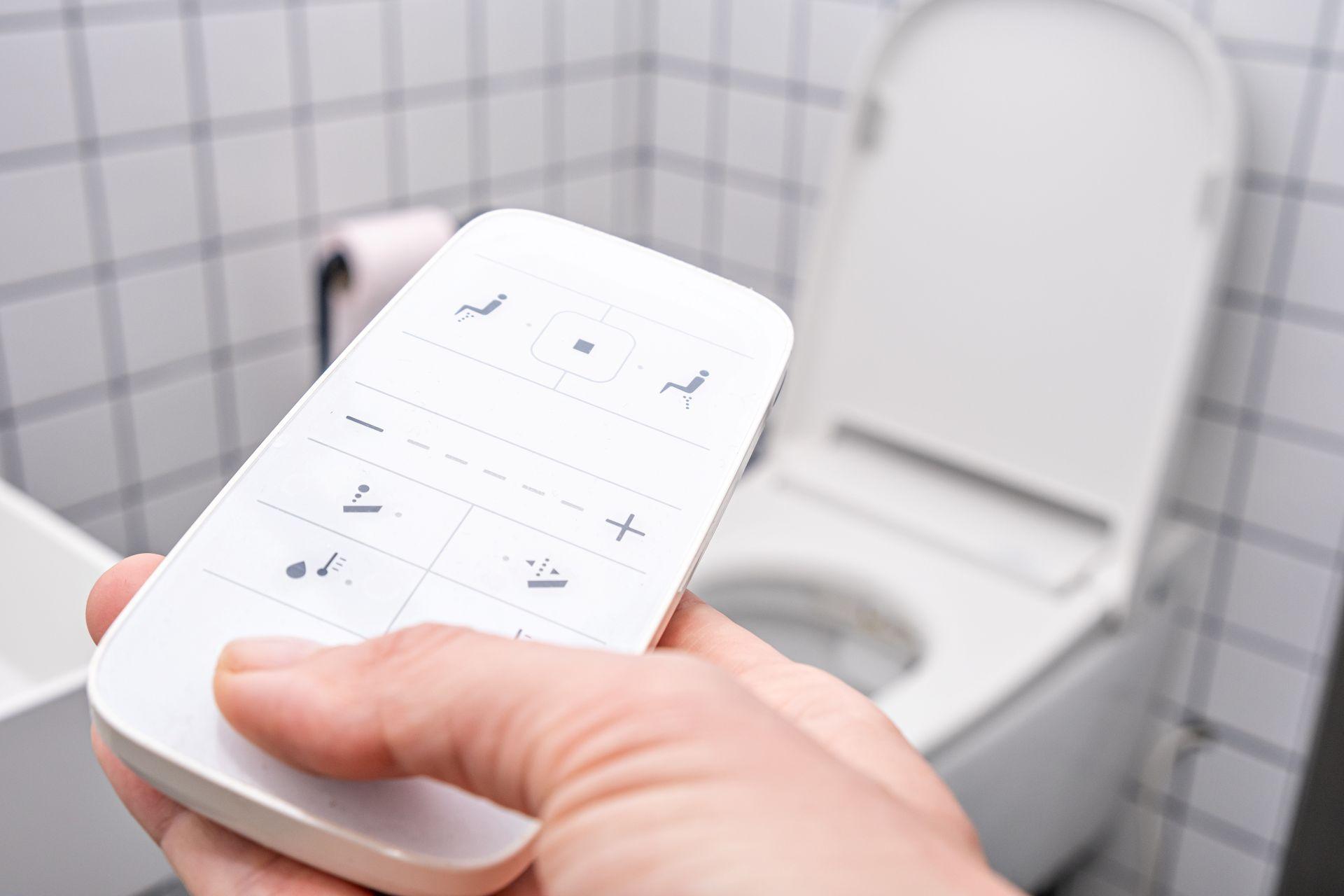 Nahaufnahme einer Fernbedienung zur Steuerung einer Duschtoilette – zeigt die vielseitigen Funktionen moderner Hygienetechnik