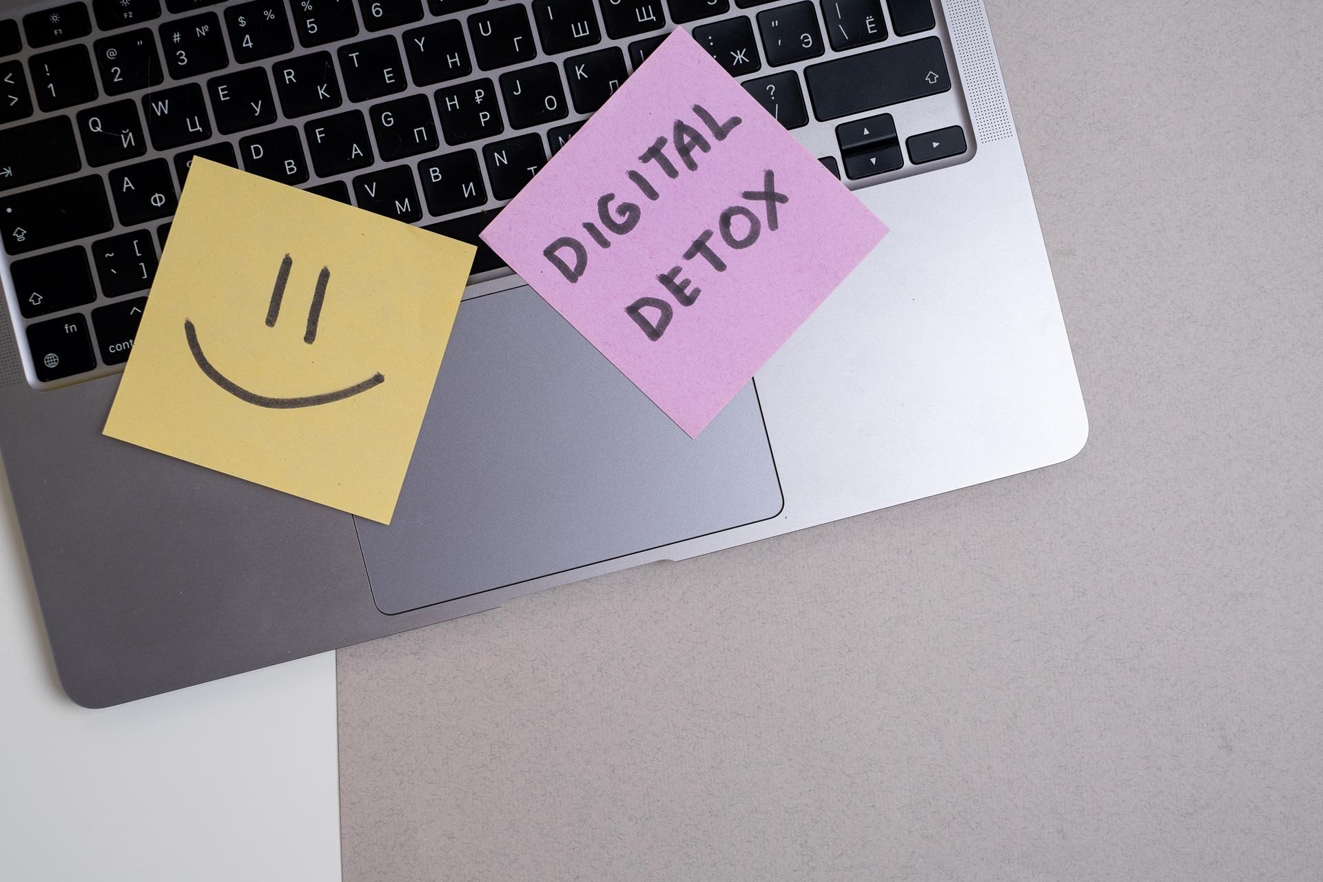 Digital Detox Notiz auf Laptop | Terrassenüberdachung Hamburg