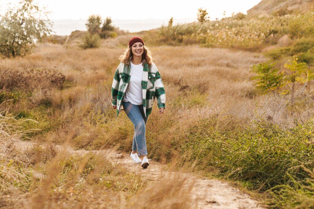 Frau macht Spaziergang in der Natur | Terrassenüberdachung Hamburg