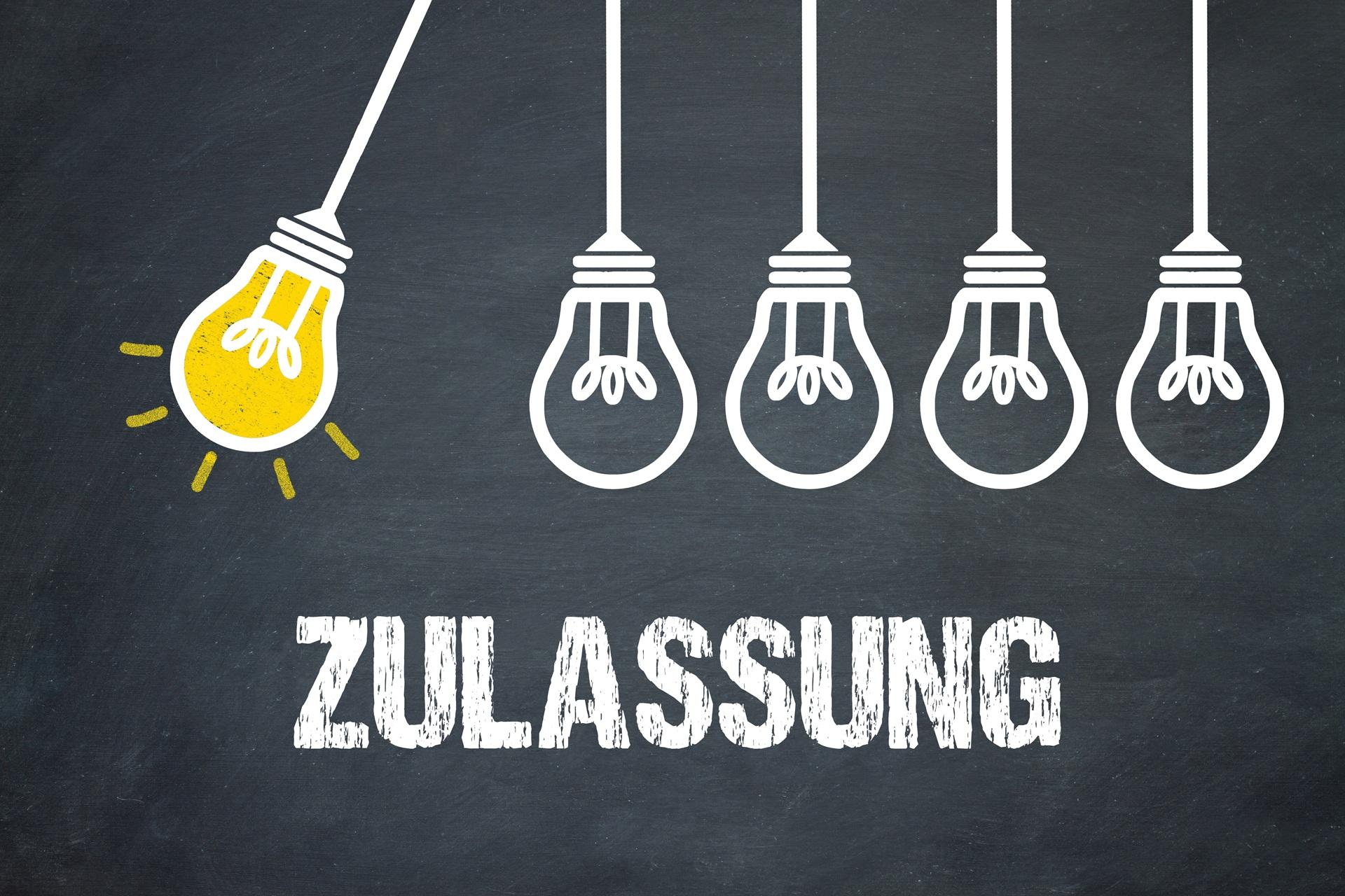 Symbolische Glühbirnen mit Fokus auf Innovation | klinische Bewertung