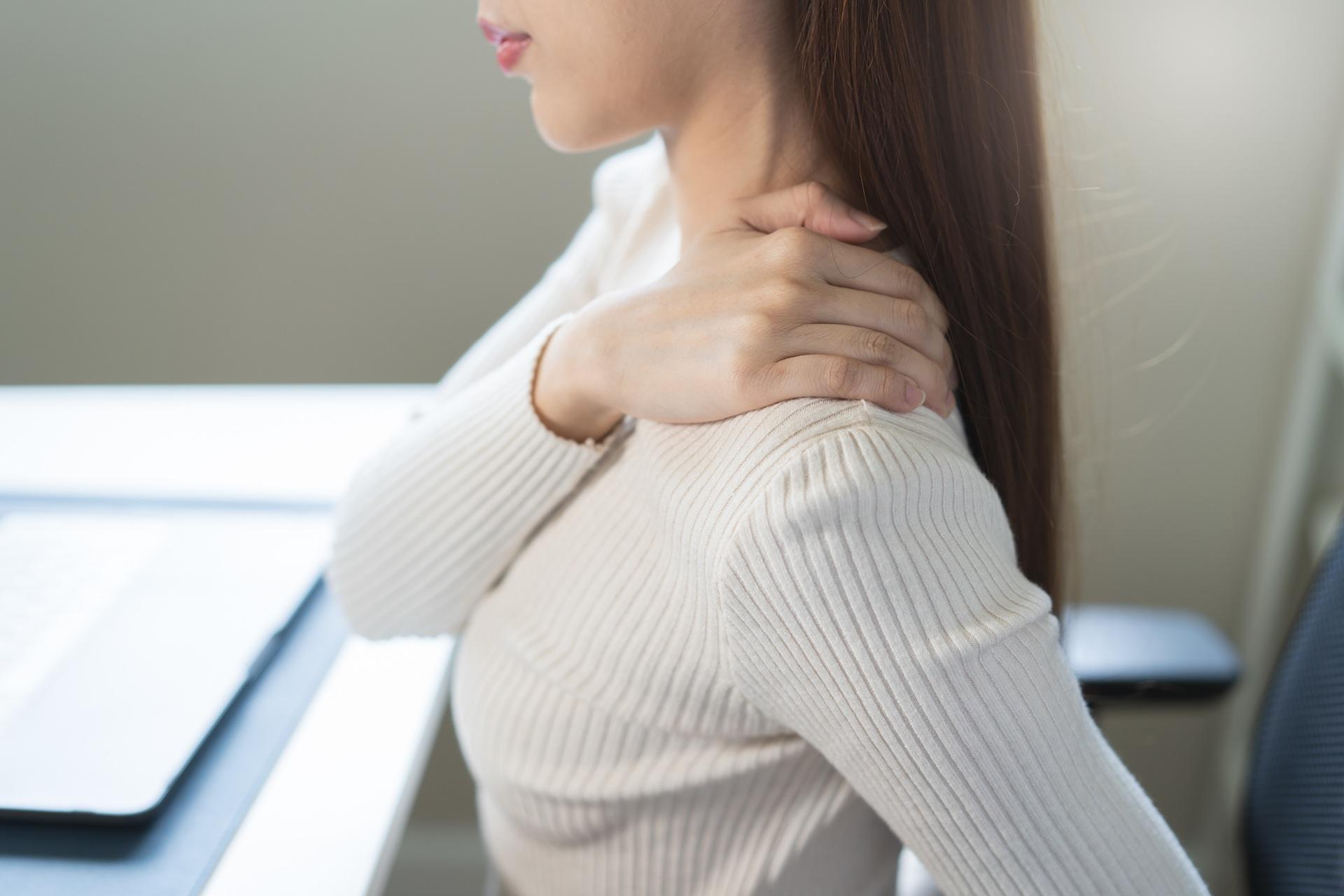 Frau greift sich an verspannte Schulter | Umzugsunternehmen Lippstadt